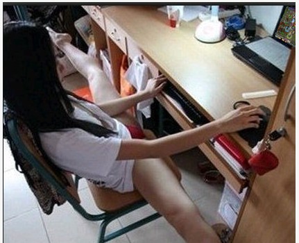 怎样用电脑一边玩游戏一边连接液晶电视放电影